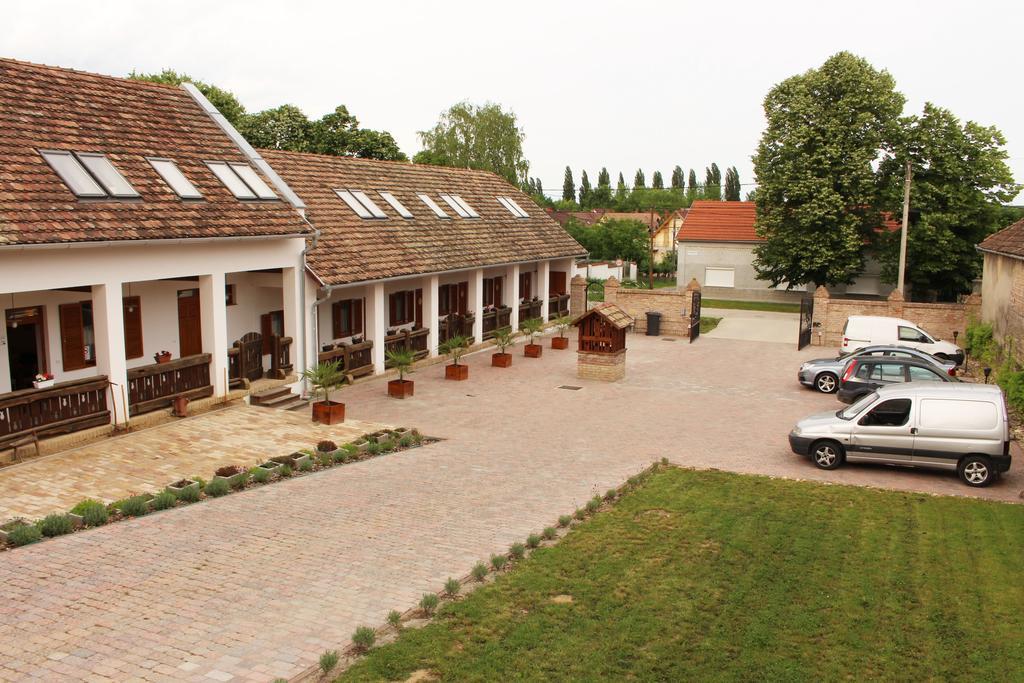 Hotel Hehl Pince Panzió Villány Exterior foto