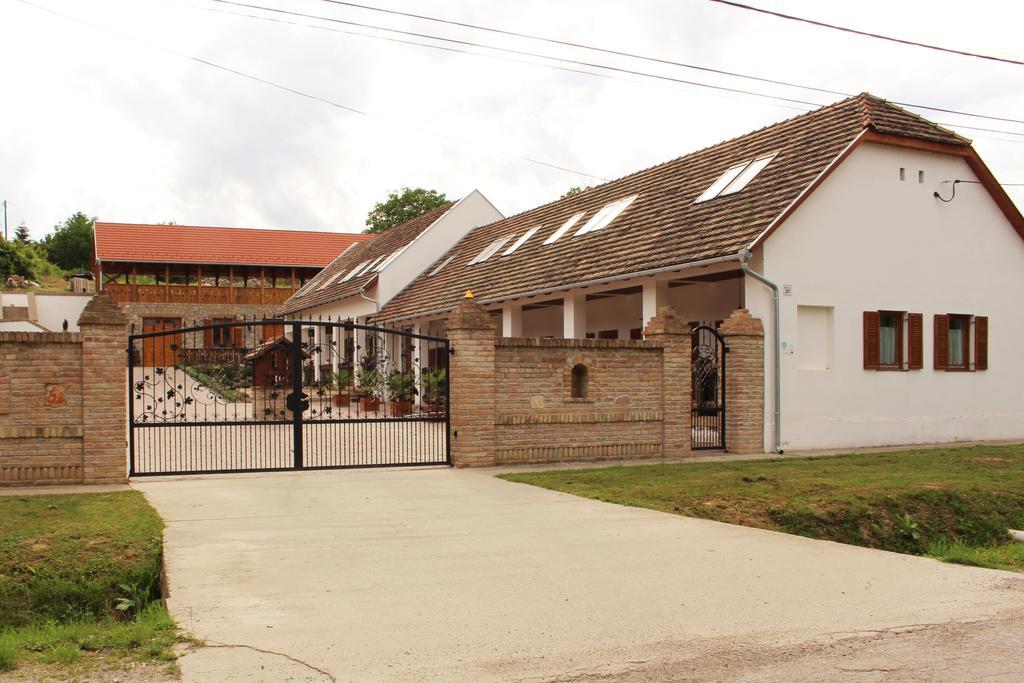 Hotel Hehl Pince Panzió Villány Exterior foto