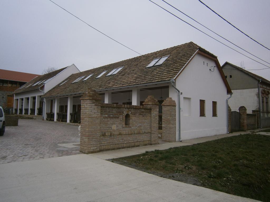 Hotel Hehl Pince Panzió Villány Exterior foto