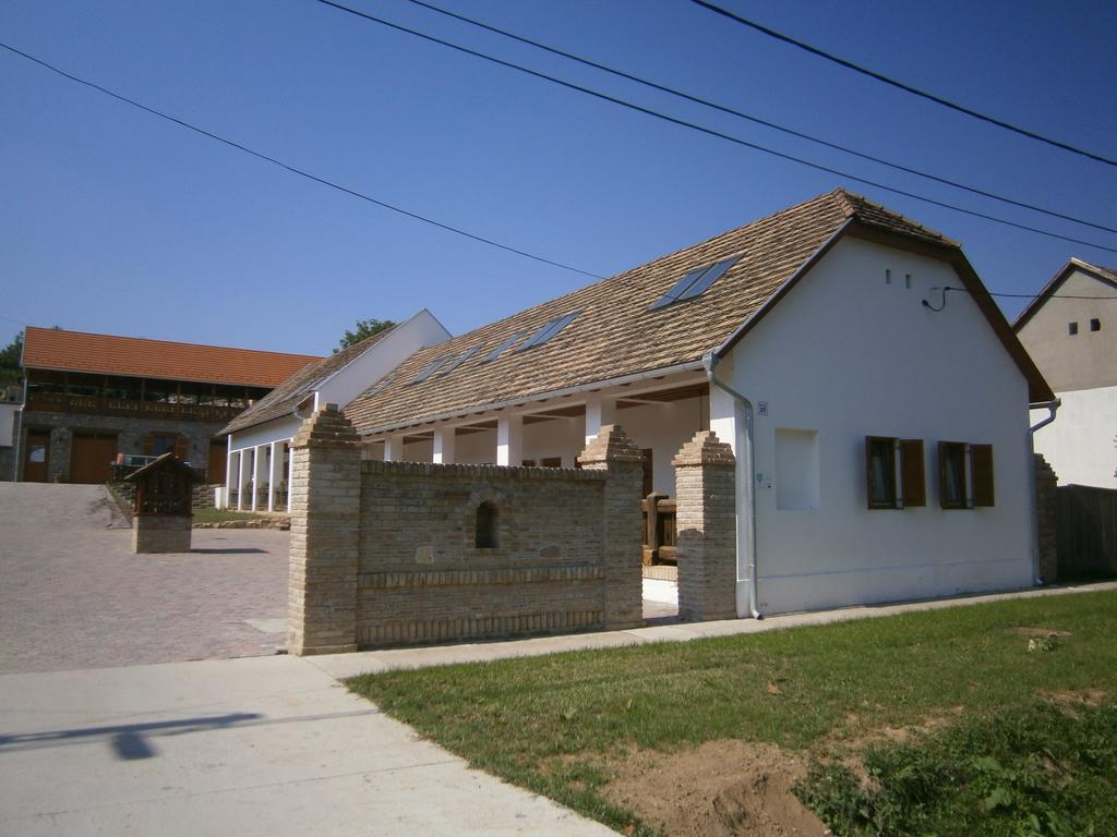 Hotel Hehl Pince Panzió Villány Exterior foto